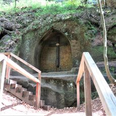 Skalní kaplička Oratorium na křížové cestě u Svojkova