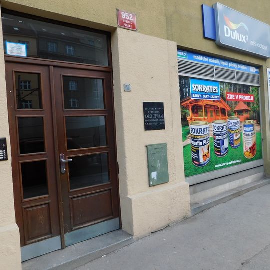 Pamětní deska Karla Zdvihala na domě Jugoslávských partyzánů 952/30 v Bubenči