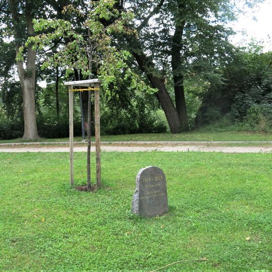 Pomník 100. výročí nezávislosti v parku nad amfiteátrem v Lokti