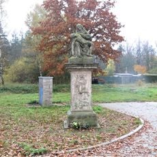 Socha Piety na konci Fibichovy ulice v Stráži pod Ralskem