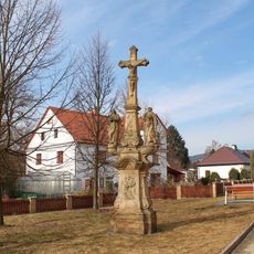 Kříž se sousoším Kalvárie v Horní Libině u kostela