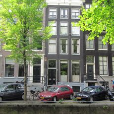 Pand met gevel onder rechte lijst met consoles