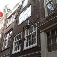 Huisje met gevel onder klokvormige top met rollagen