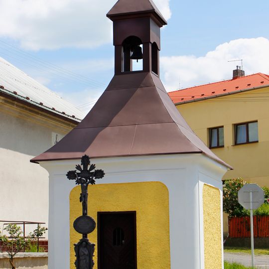 Kaplička a kříž