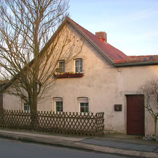 Bauernhof mit Wohnhaus, Torhaus und Seitengebäude Lindenweg 2