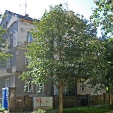 Mietshaus in offener Bebauung mit zweiflügligem Anbau, Einfriedung und zwei Torpfeilern (Sandstein) Hauptstraße 61