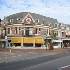 Reeks van vijf winkelwoningen