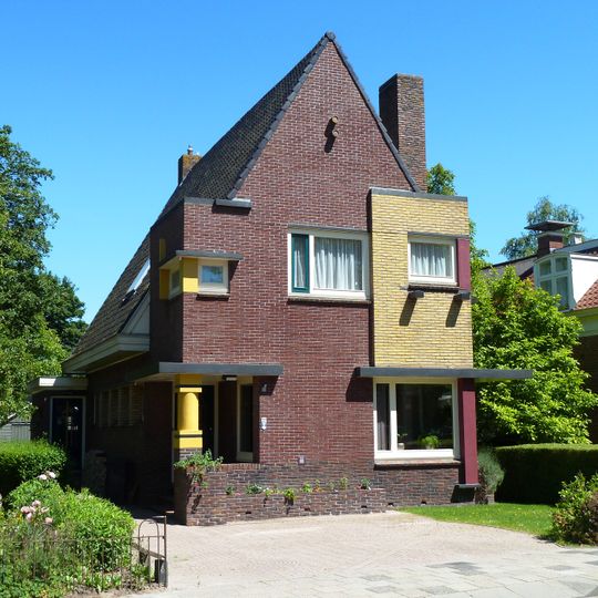 Woonhuis in Amsterdamse Schoolstijl met aangebouwde schuur