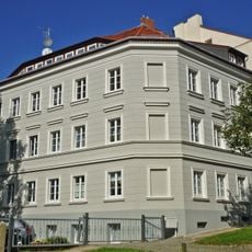 Wohnhaus, nach rechts in geschlossener Bebauung Schanze 8