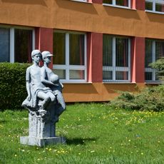 Socha Školáci u školy v ulici 17.listopadu v Chomutově