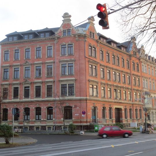 Mietshaus in geschlossener Bebauung in Ecklage, mit Vorgarten Dresdner Straße 74