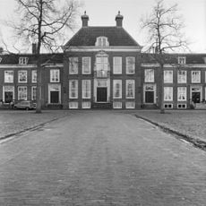 Pand met terugspringende sobere lijstgevel, tegenhanger van nr 25