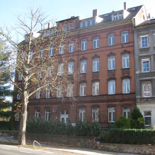Mietshaus in halboffener Bebauung mit Vorgarten Straße der Nationen 146