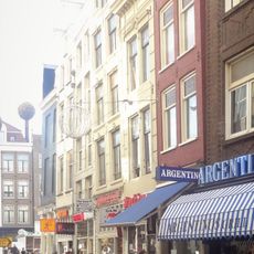 Huis met stucversiering en afsluitende klossenlijst