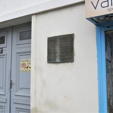 Pamětní deska první družstevní prodejny na domě Husovo náměstí 270 v Rakovníku