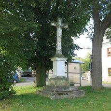 Kříž na návsi v Žimi