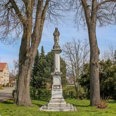 Sloup se sochou Panny Marie v Újezdu na rozcestí k nádraží