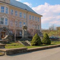 Pomník padlým v Třebařově před školou