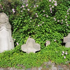 Smírčí kříže před muzeem v Aši