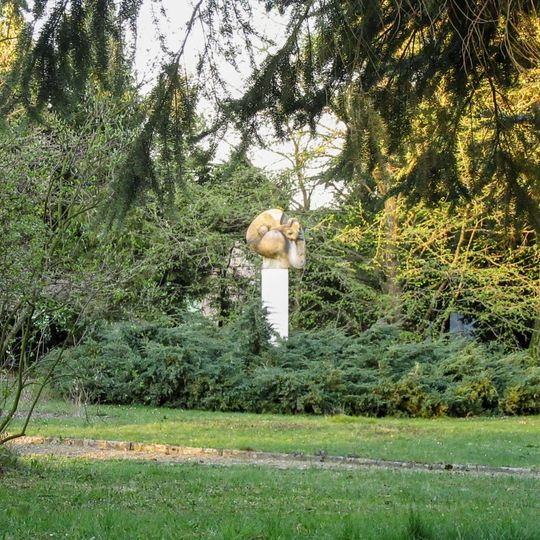 Socha v Zábřehu v parku na Bezručově ulici