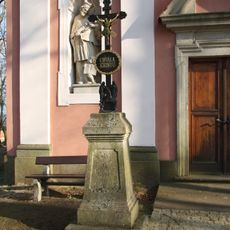 Kříž u kostela nalezení Panny Marie v Kostníkách