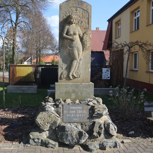 Památník založení sokola v obci v Dešově