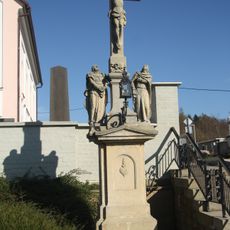 Kříž v Líšnici u kostela svaté Rodiny