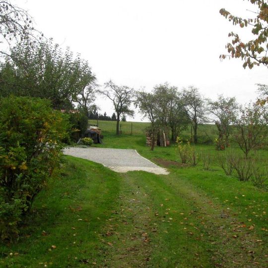 Kříž severně od Oselců u zahrady