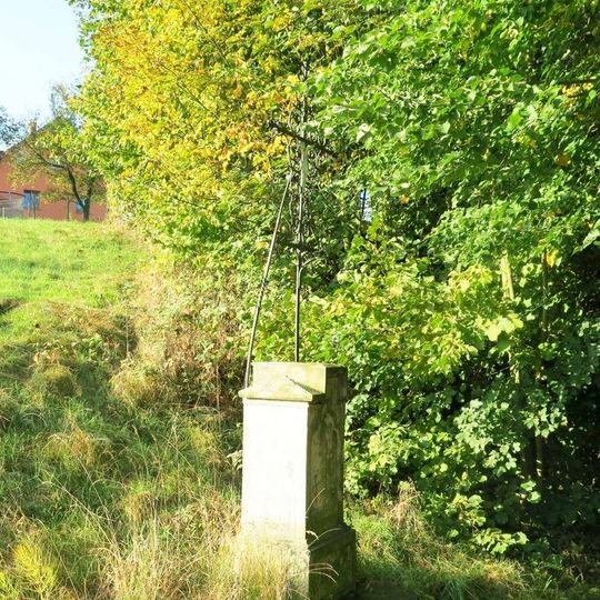 Kříž u polní cesty za objektem 35 v Dolní Chřibské