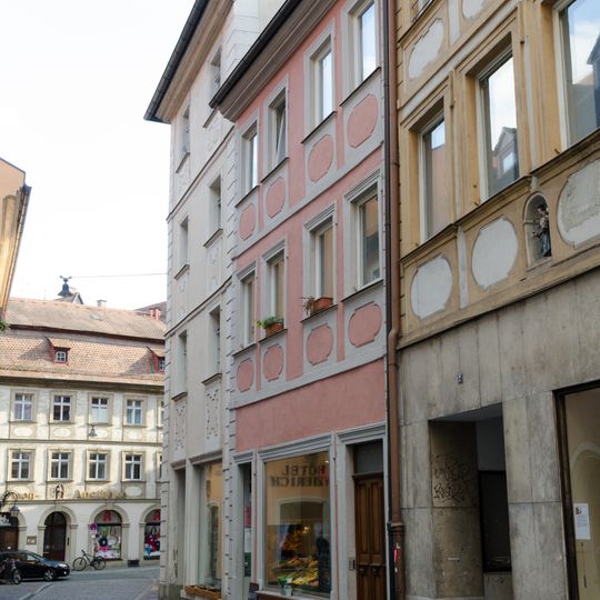 Wohn- und Geschäftshaus