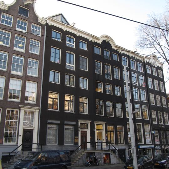 Pand met gevel onder verhoogde lijst met consoles