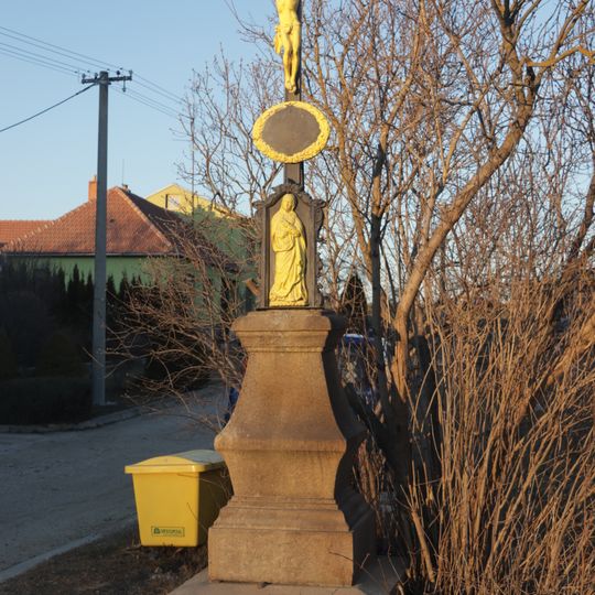 Kříž u křižovatky ve Vícenicích