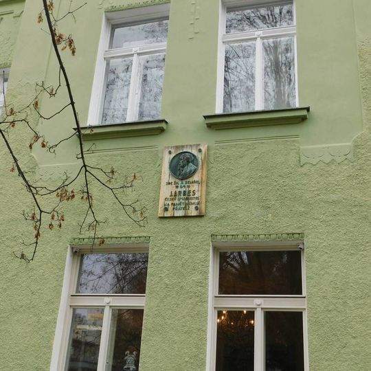 Pamětní deska Jakuba Arbese na domě Švédská 1137/27 na Smíchově