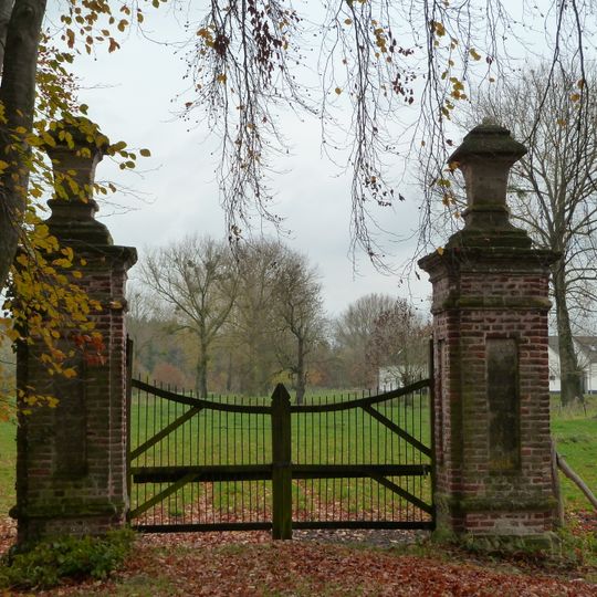 Schaloen Castle: four fences