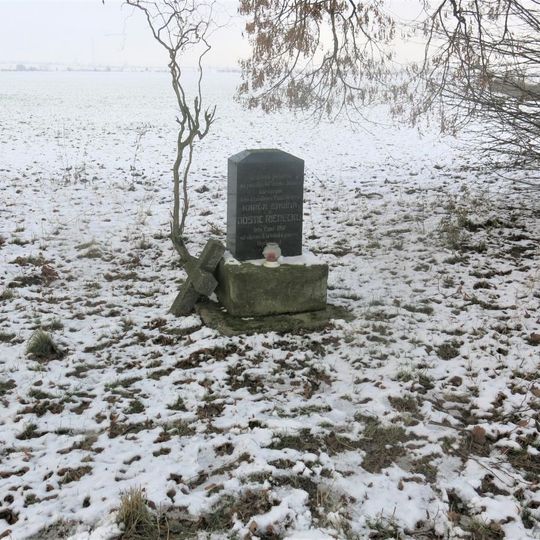 Kříž u silnice západně od Hrušova