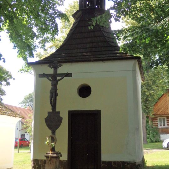 Kříž před kaplí v Olešné