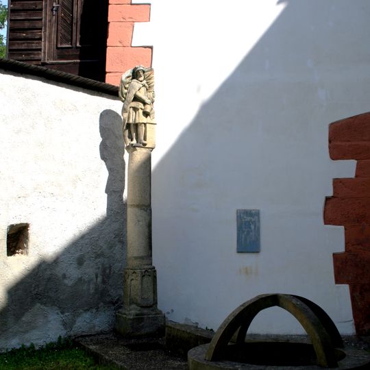 Sloup svatého Floriána na nádvoří hradu v Ostrohu