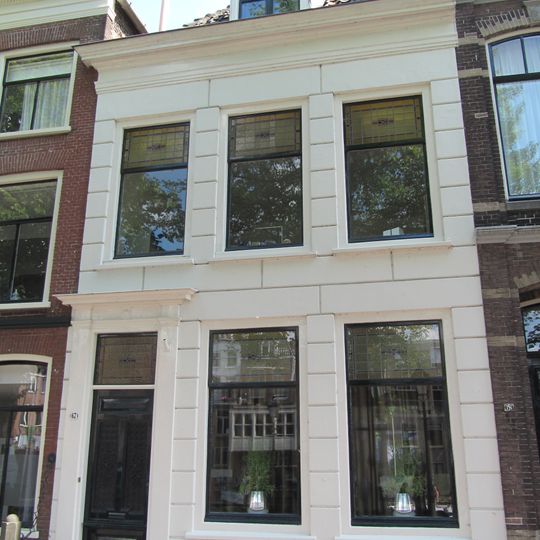 Huis met schilddak, waarin dakvenster met vleugelstukken