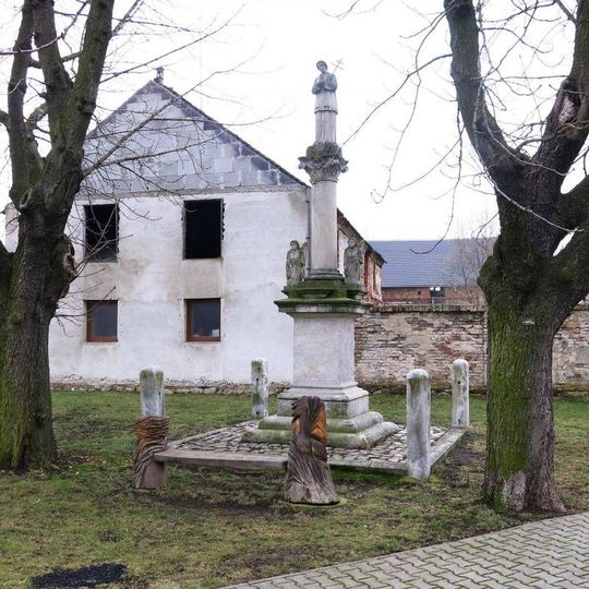 Mariánský sloup na návsi ve Vrskmani