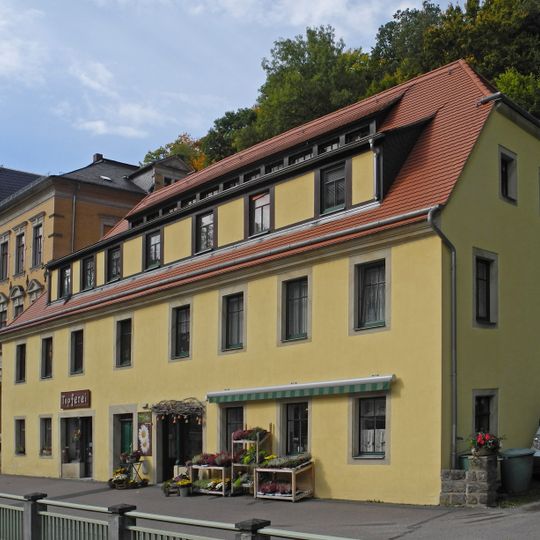Wohnhaus und Nebengebäude sowie straßenseitiger Pavillon des ehemaligen Sanatoriums Schillerstraße 3
