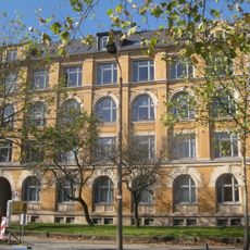 Mietshaus (zwei Hausnummern) in geschlossener Bebauung mit Vorgarten Straße der Nationen 73; 75