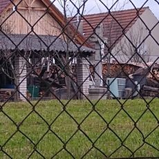 Kříž v Sedlcích v zahradě