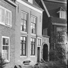 Huis met gepleisterde lijstgevel