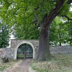 Einzeldenkmale der Sachgesamtheit Friedhof Gnandstein: Leichenhalle und Friedhofstor (siehe auch Sachgesamtheitsliste - Obj. 09304490)
