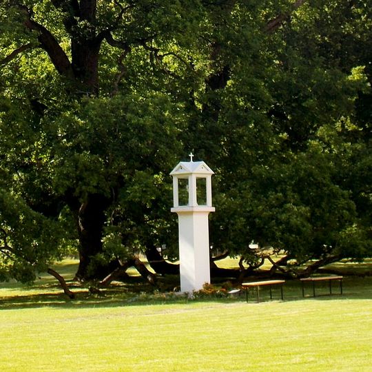 Boží muka v zámeckém parku ve Štěkni