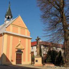 Kříž v Loučce u kaple