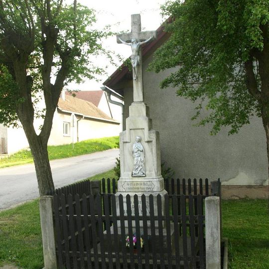 Kříž na návsi v Blízkově