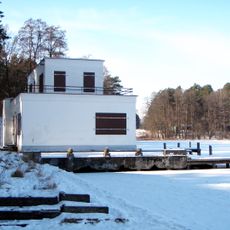 Budynek przystani (po drugiej stronie zatoki)
