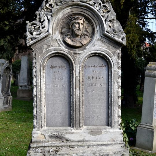 Ev. cintorín Kozia brána, náhrobník s reliéfom