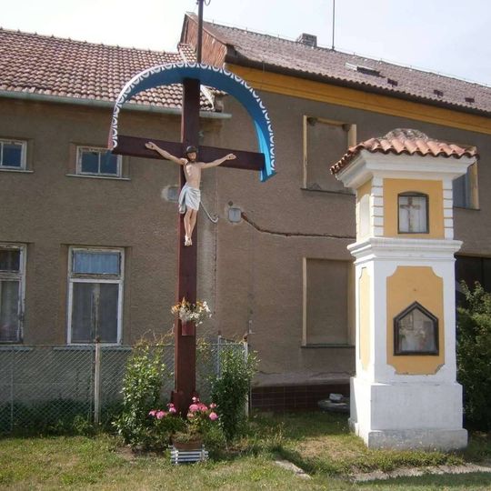 Kříž ve Lhotě nad Moravou ve středu vsi